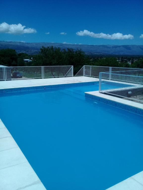 una piscina con pista de tenis encima en La bendicion en Villa Cura Brochero