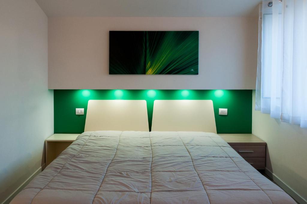Postel nebo postele na pokoji v ubytování VILLA FENIX OSIO SOTTO