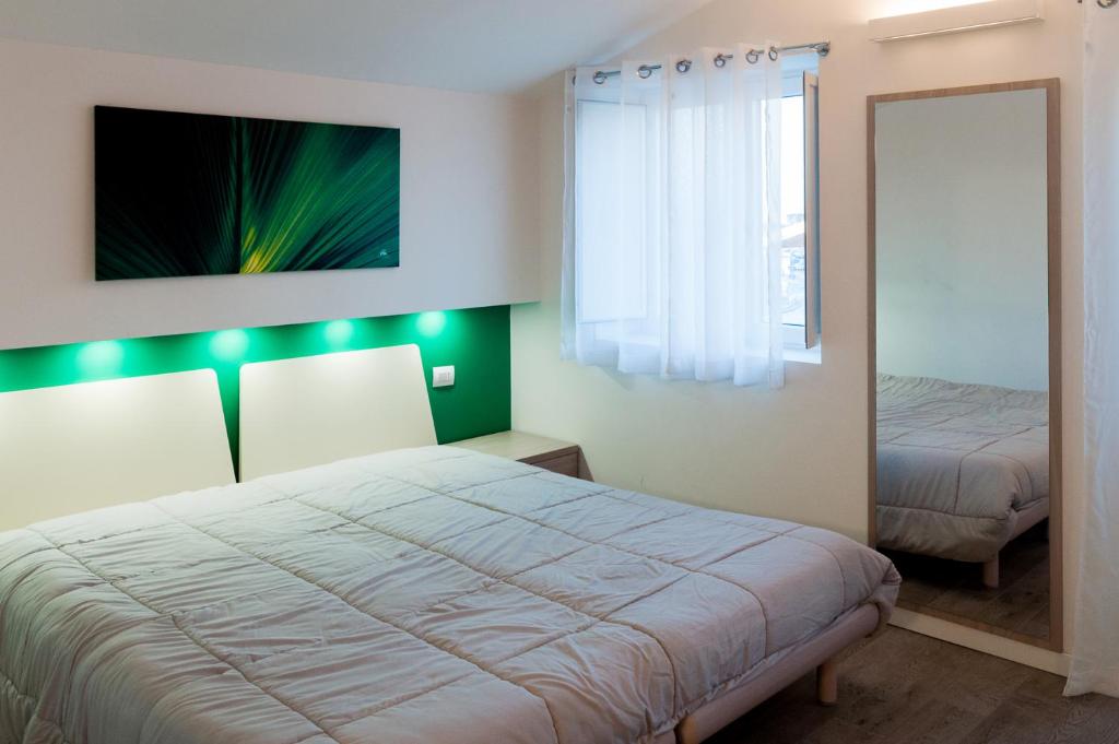Postel nebo postele na pokoji v ubytování VILLA FENIX OSIO SOTTO