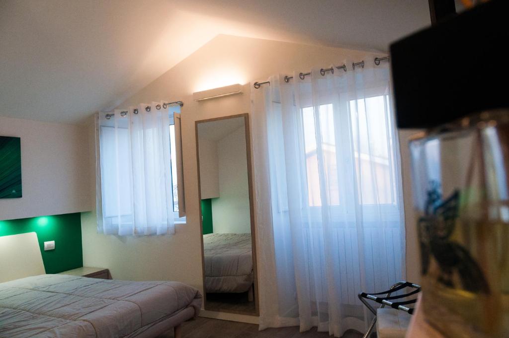Postel nebo postele na pokoji v ubytování VILLA FENIX OSIO SOTTO