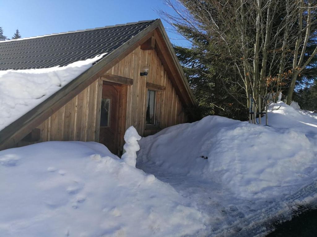 ein Schneehaufen vor einem Gebäude in der Unterkunft Erzgebirgsferienwohnung in Tellerhäuser