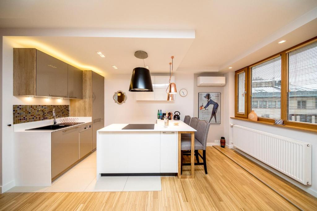 Kuchyňa alebo kuchynka v ubytovaní Golden Apartment with Air Condition by Your Freedom