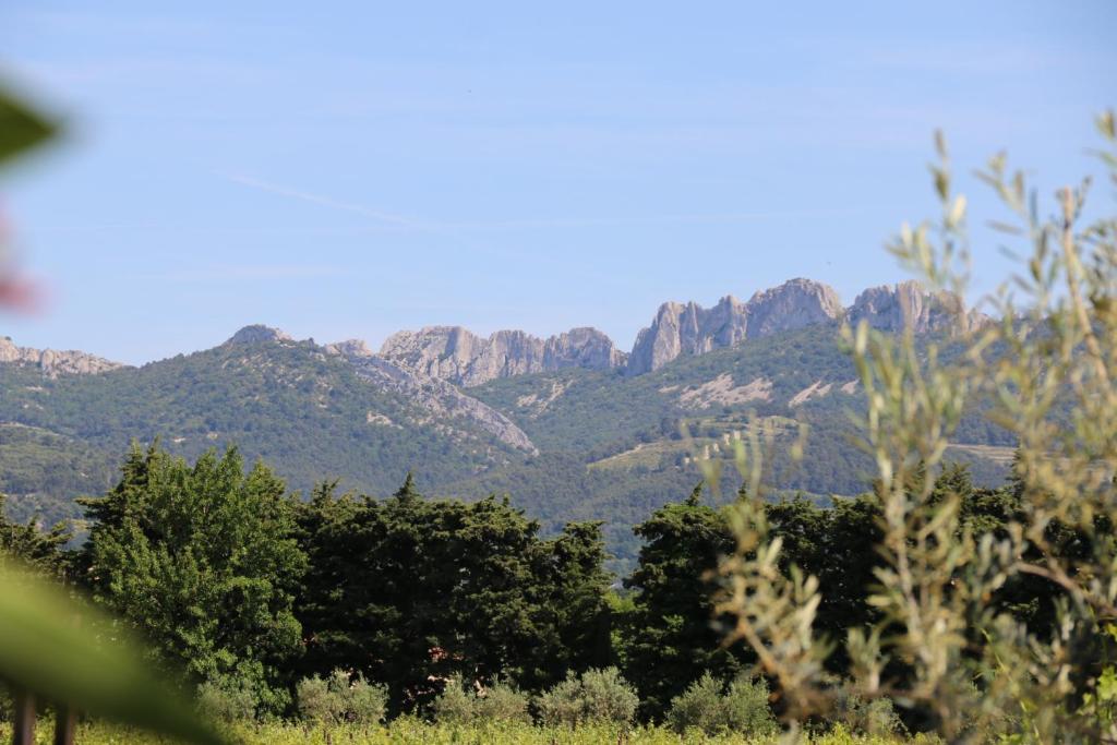 a mountain range with trees and mountains in the background at 926 Chemin de Saint-Antoine in Violès