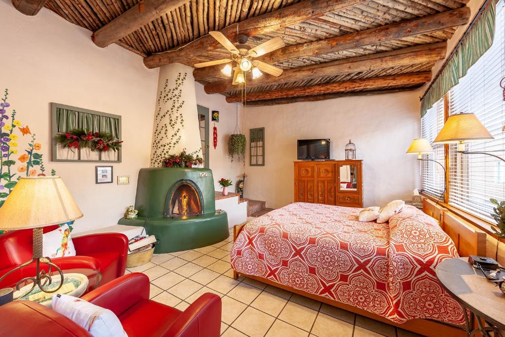 1 dormitorio con 1 cama y chimenea en Dreamcatcher B&B en Taos