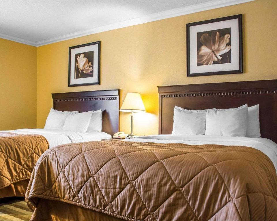 Postel nebo postele na pokoji v ubytování Quality Inn and Suites Fairgrounds - Syracuse