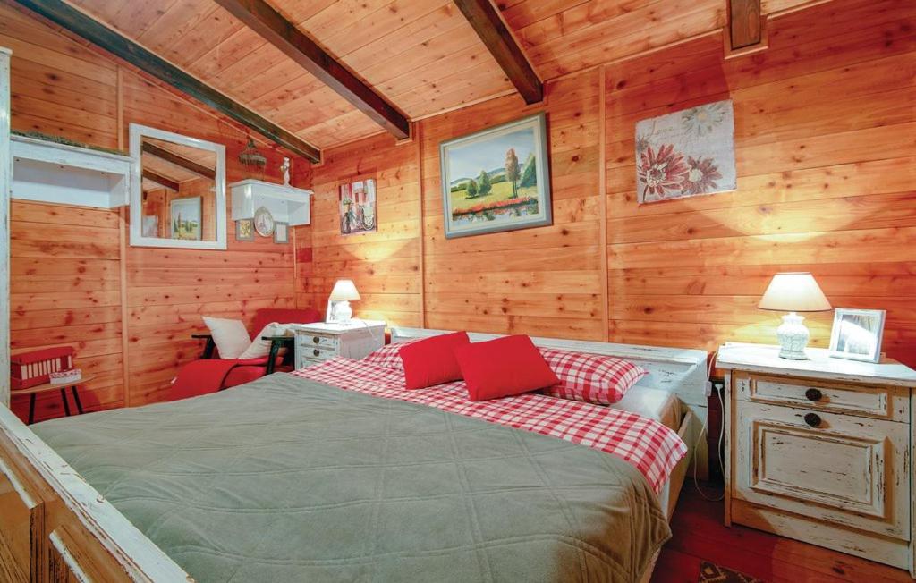 A bed or beds in a room at Grebengradska Medna Hiža