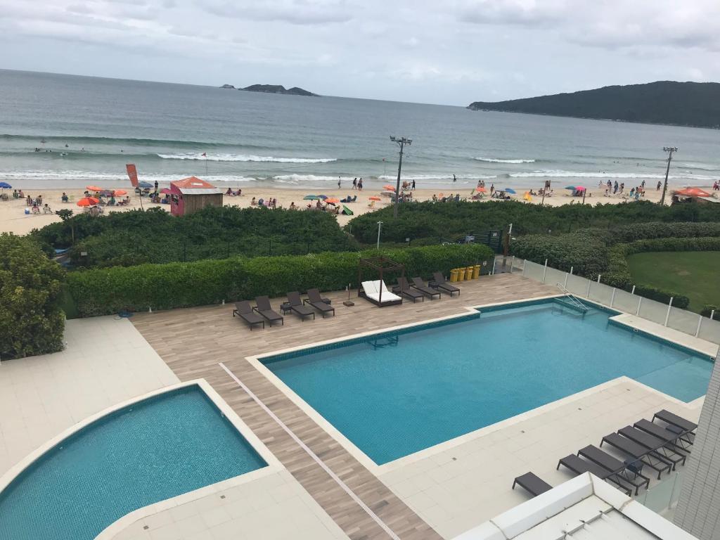 an overhead view of a swimming pool and the beach at Alto Padrão Pé na Areia in Florianópolis