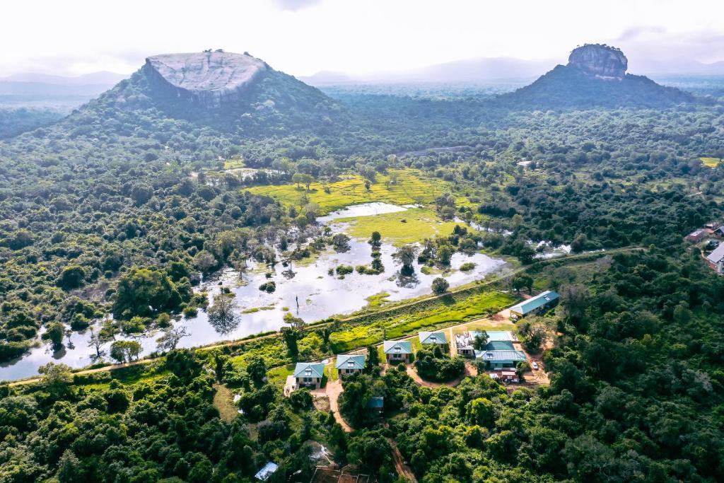 una vista aérea de un parque con montañas en el fondo en Sigiriya King's Resort en Sigiriya