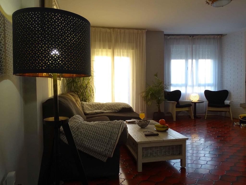 - un salon avec un canapé et une table dans l'établissement FocoLare, à Cáceres