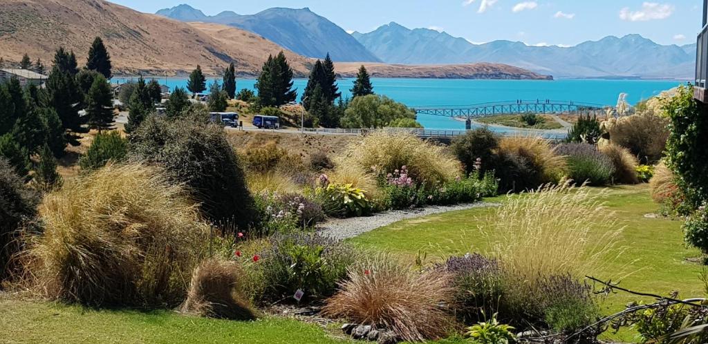 uma vista para um lago com montanhas ao fundo em Lakeview Cottage em Lake Tekapo