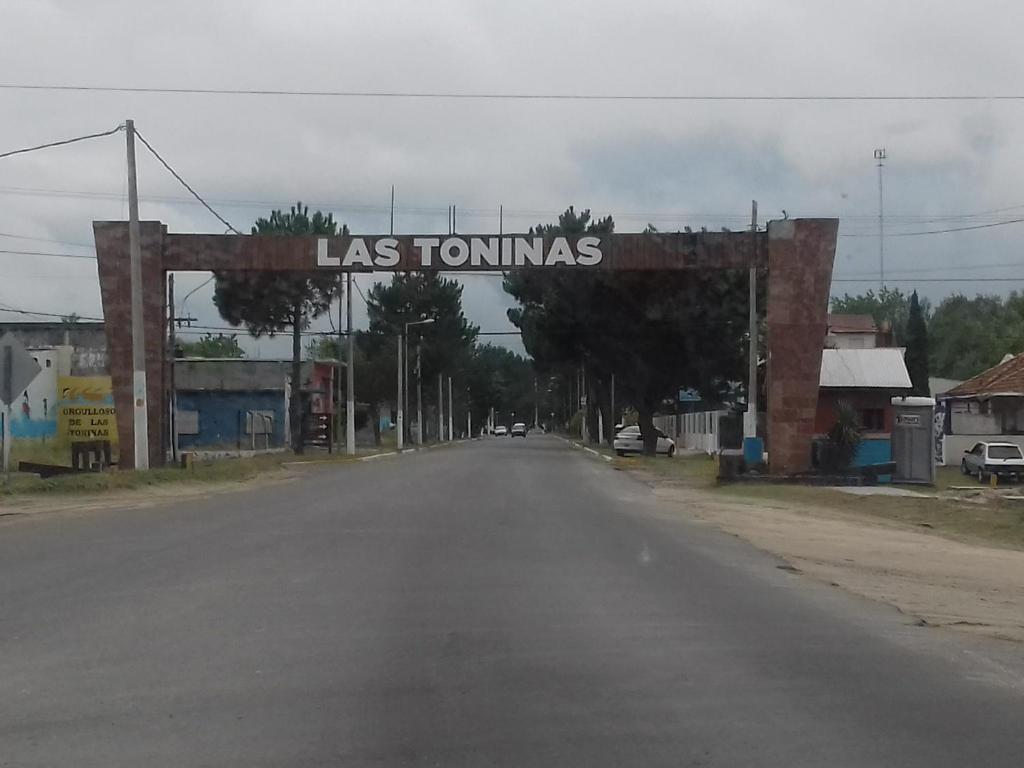 une rue vide avec un panneau indiquant las tunas dans l'établissement Duplex cerca del Mar en Las Toninas, à Las Toninas