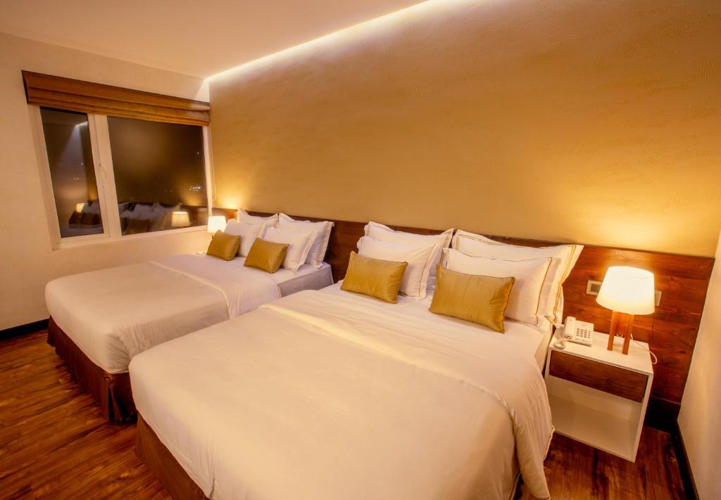 Postel nebo postele na pokoji v ubytování Sevana City Hotel
