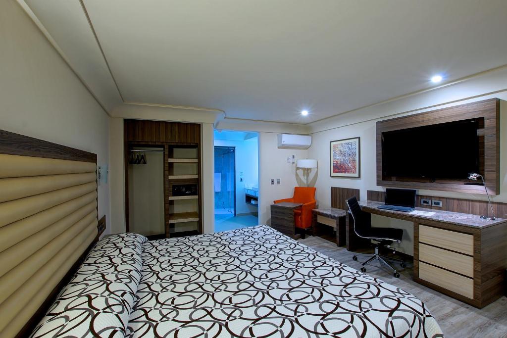 TV a/nebo společenská místnost v ubytování Econo Express Hotel