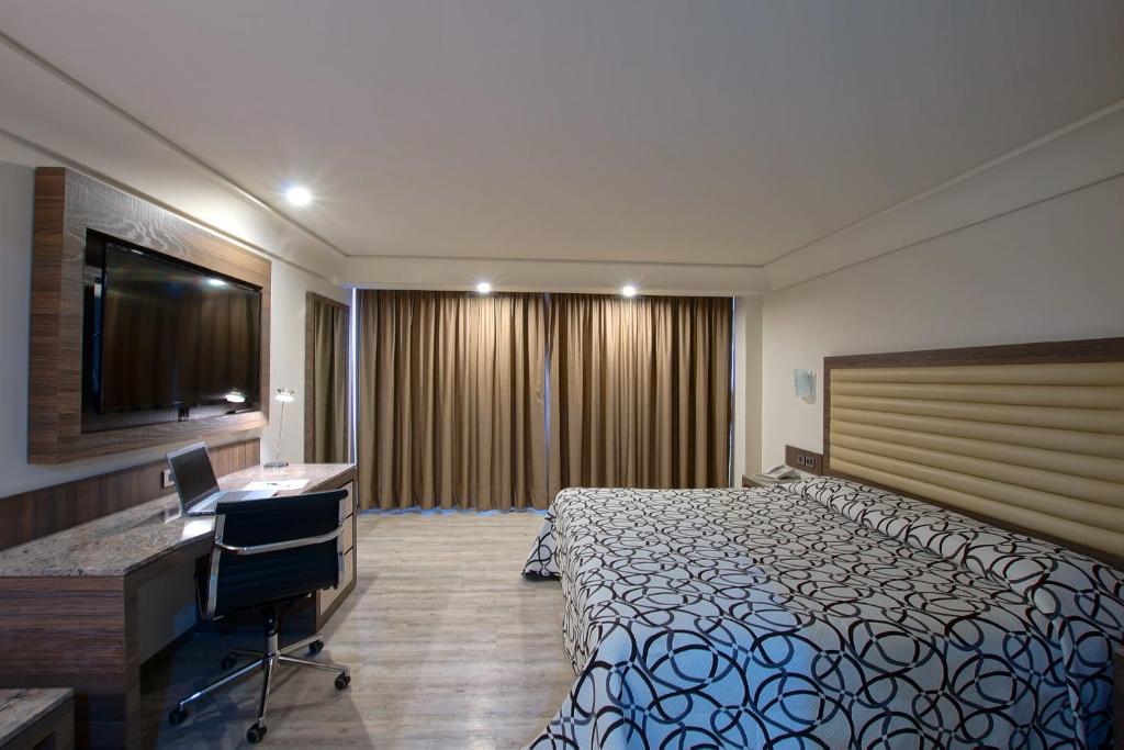 Postel nebo postele na pokoji v ubytování Econo Express Hotel