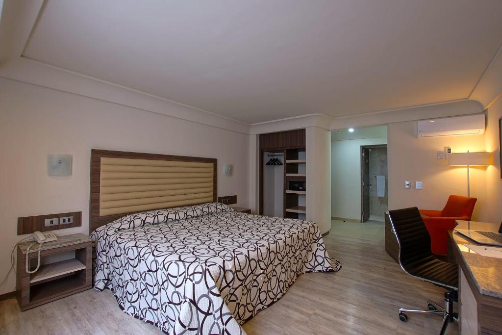 Postel nebo postele na pokoji v ubytování Econo Express Hotel