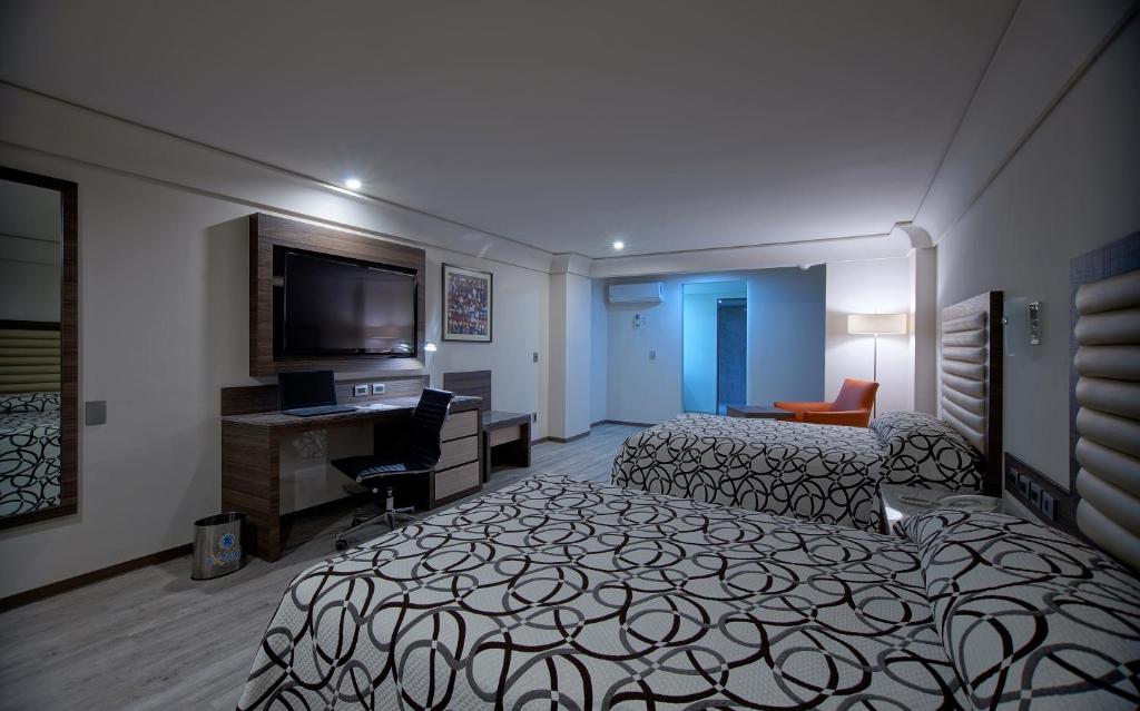 Postel nebo postele na pokoji v ubytování Econo Express Hotel