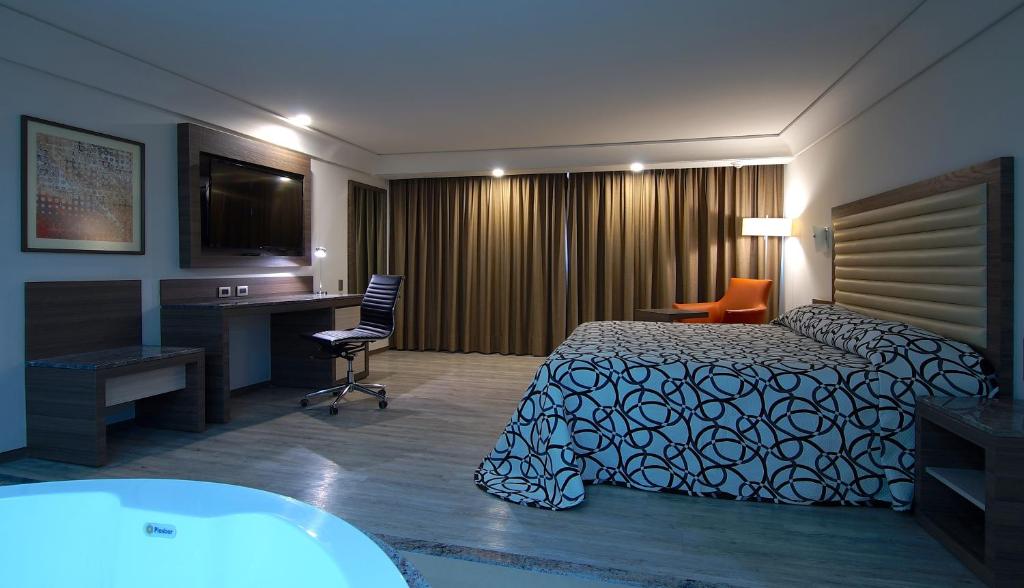 Postel nebo postele na pokoji v ubytování Econo Express Hotel