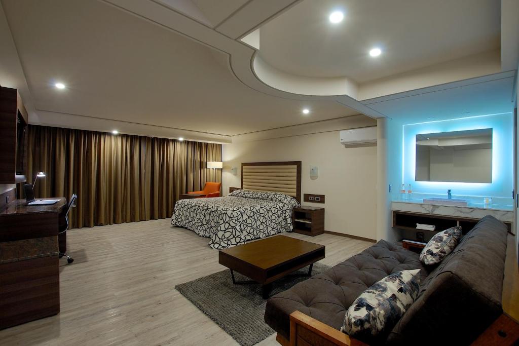 Postel nebo postele na pokoji v ubytování Econo Express Hotel