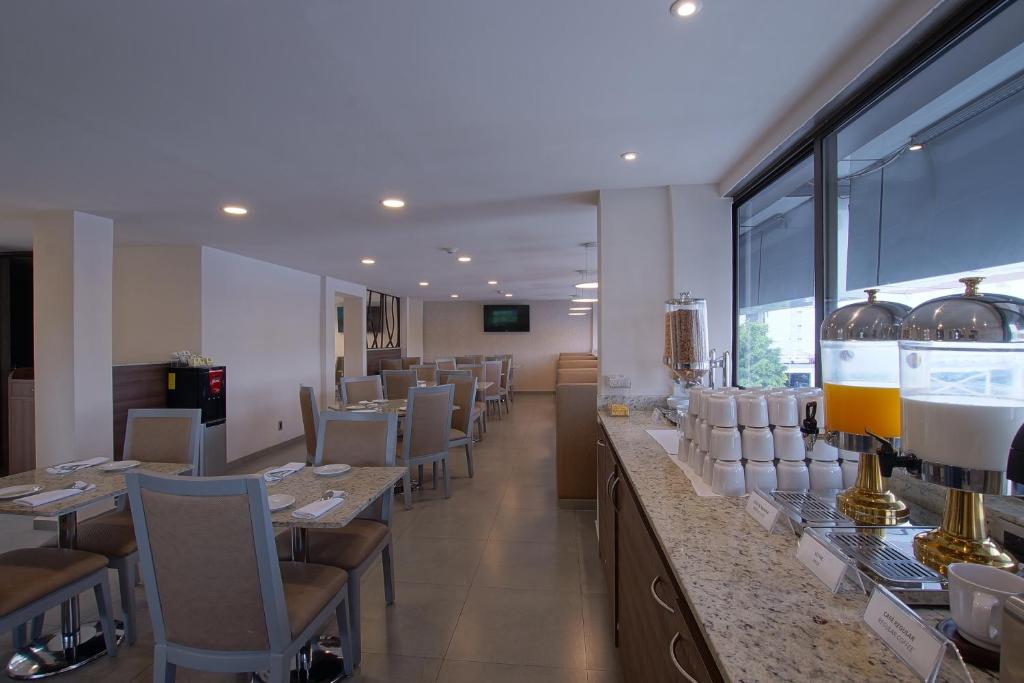 TV a/nebo společenská místnost v ubytování Econo Express Hotel