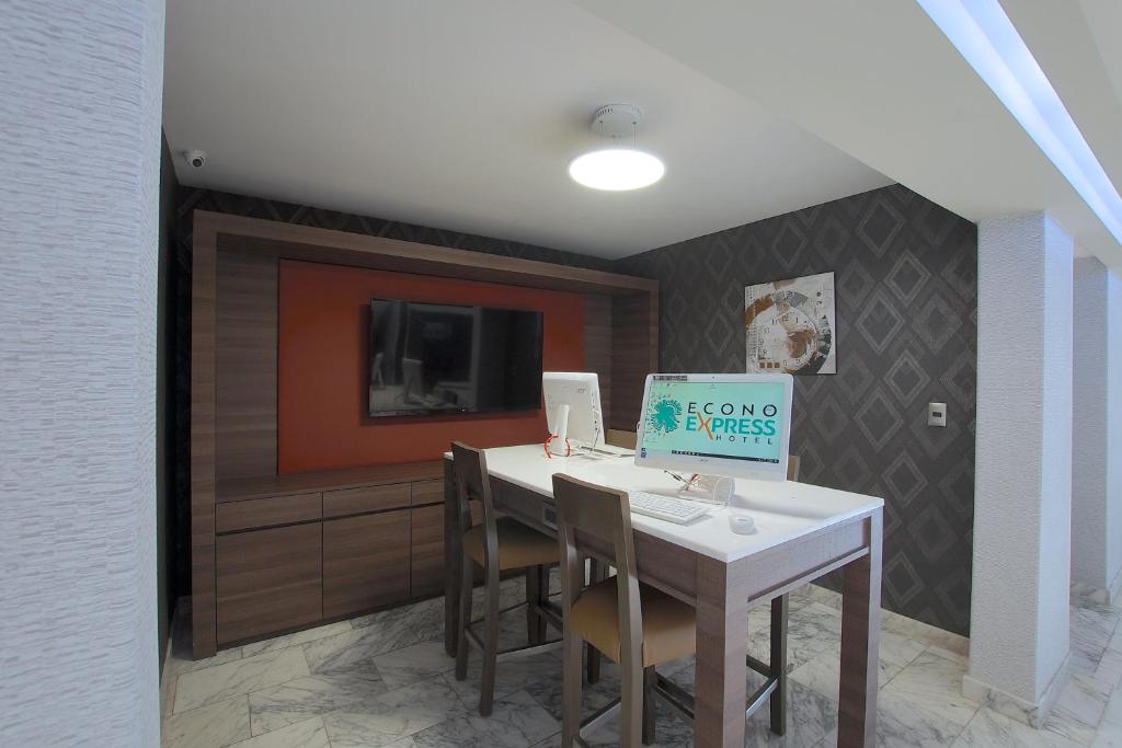 TV a/nebo společenská místnost v ubytování Econo Express Hotel
