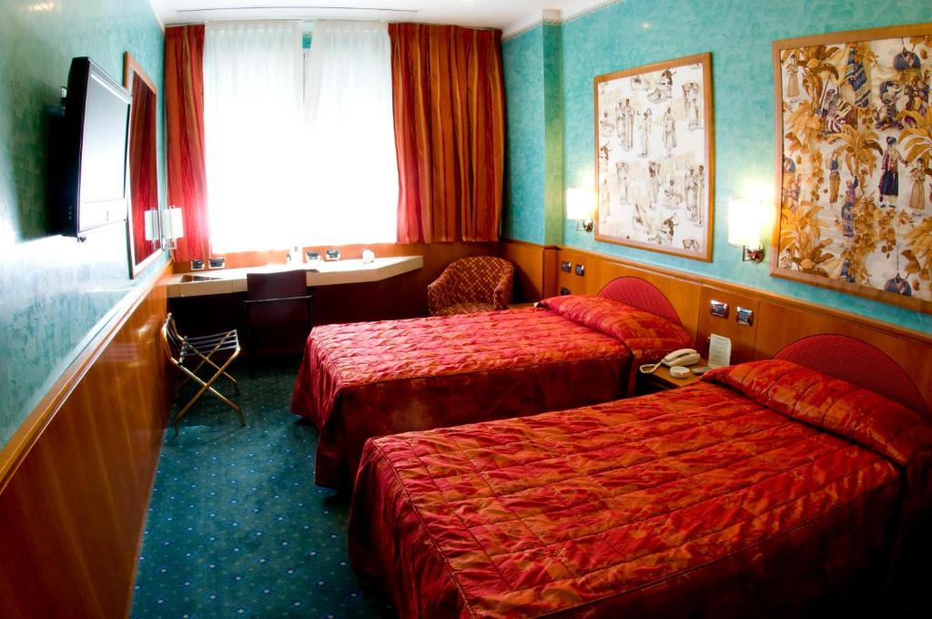 Postel nebo postele na pokoji v ubytování Brunelleschi Hotel