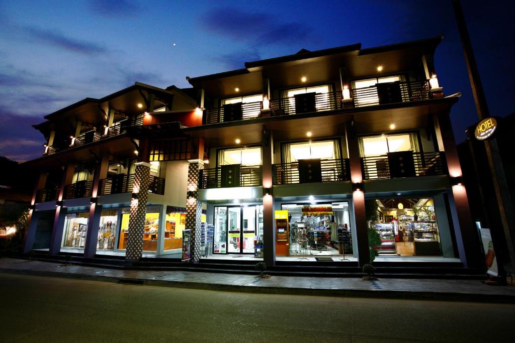 una tienda frente a un edificio por la noche en Lamoon Lamai Residence & Guesthouse, en Lamai