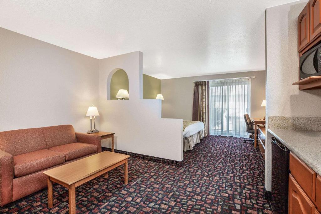 Baymont by Wyndham Tehachapi - Superior King Suite - Non-Smoking