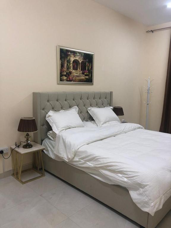 Letto o letti in una camera di Al Rawda Apartments -Ajman