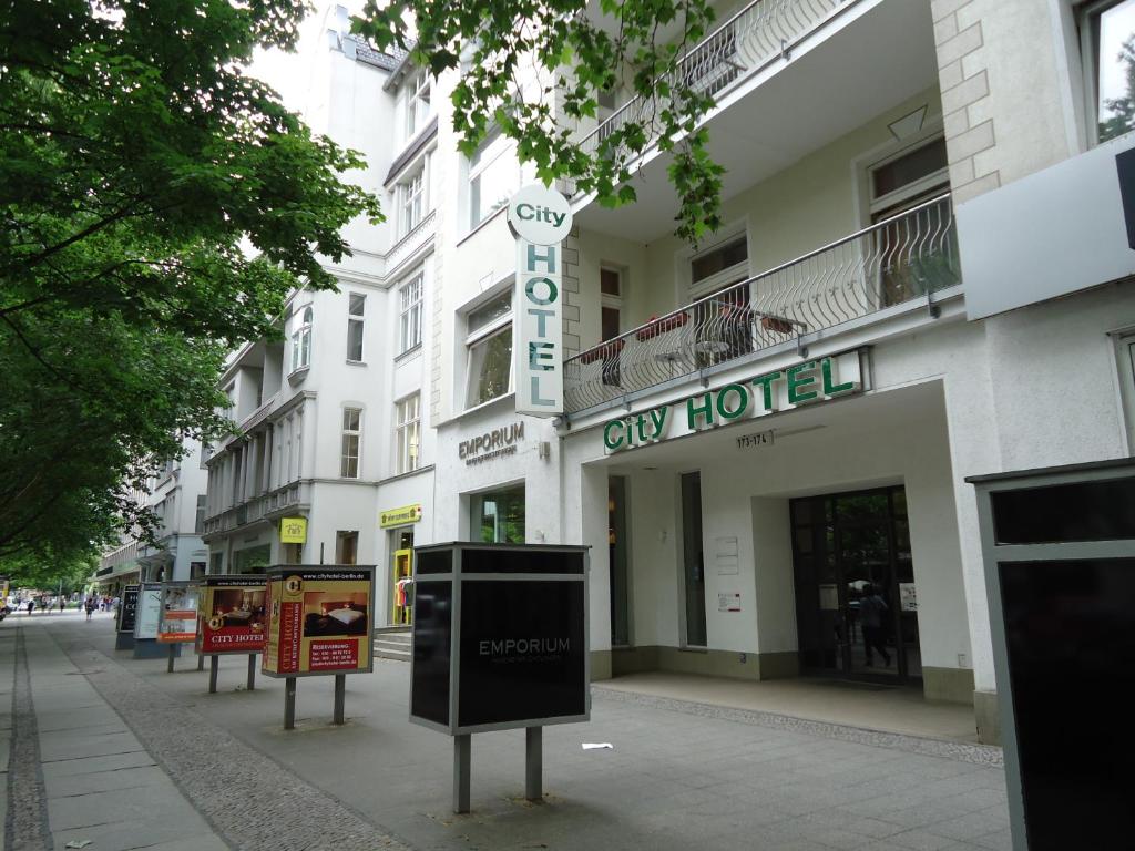 ein Gebäude mit einem Schild für ein Stadthotel in der Unterkunft City Hotel am Kurfürstendamm in Berlin