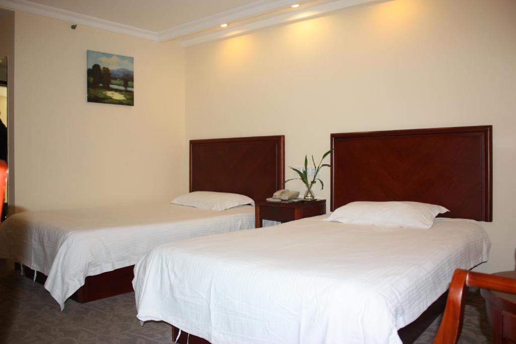 Cama o camas de una habitación en Greentree Inn Shanghai Dabaishu Business Hotel