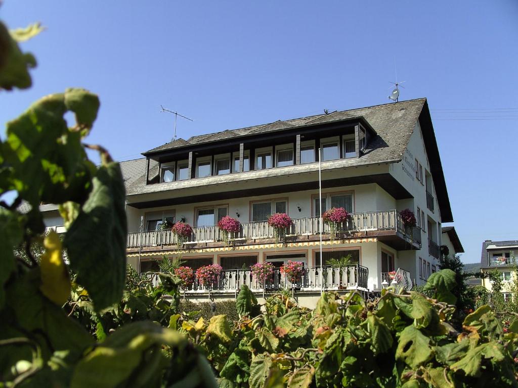 ein Gebäude mit Blumenkästen auf den Balkonen in der Unterkunft Haus Klosterblick in Kröv