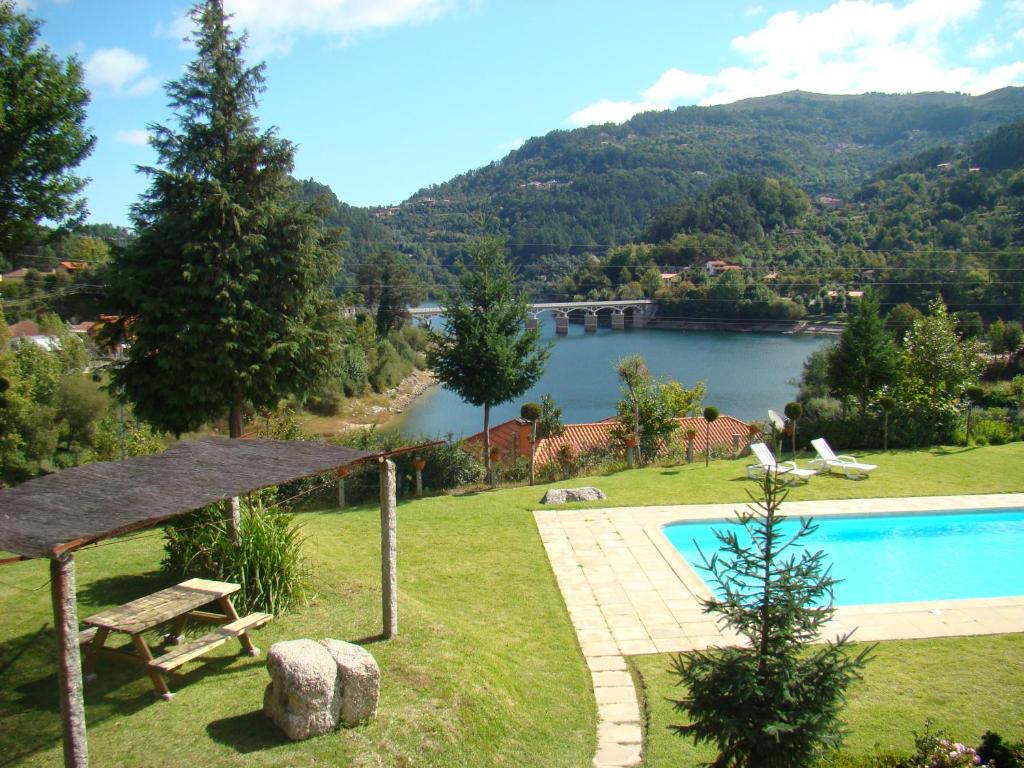 Vista de la piscina de Casa de Pichoses o d'una piscina que hi ha a prop