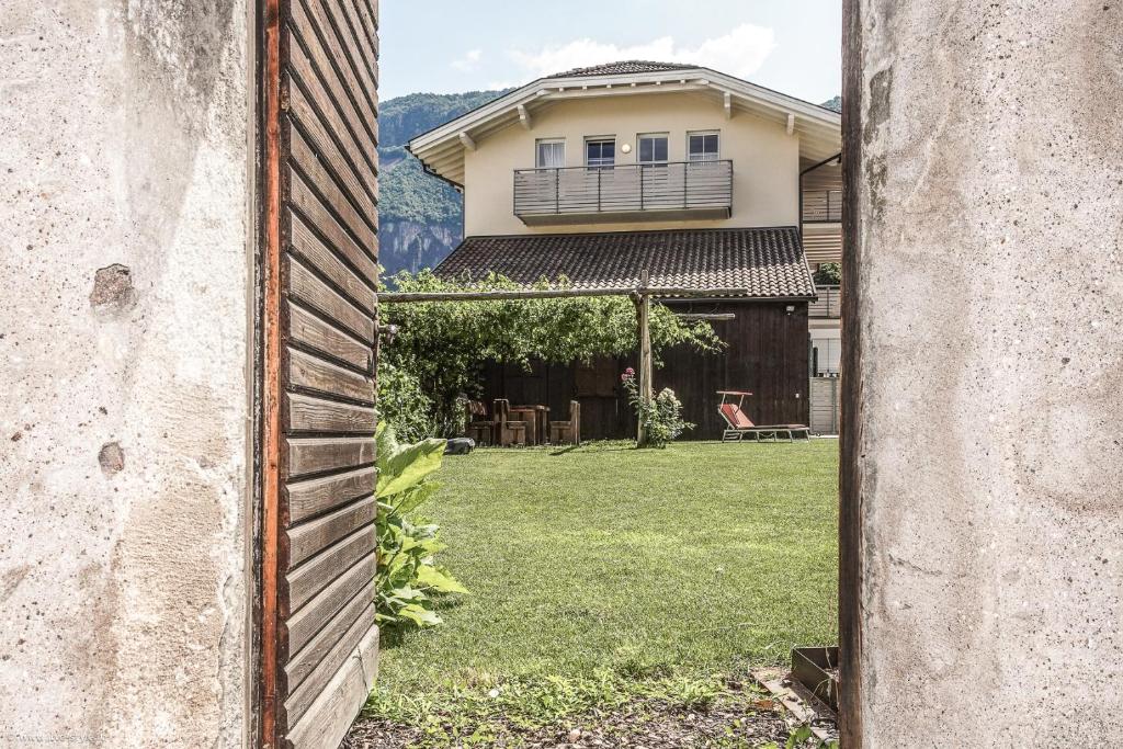 a view of a yard from the side of a house at Apartment Residence Veronika in Auer