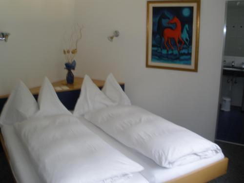 Postel nebo postele na pokoji v ubytování Hotel Rhonequelle