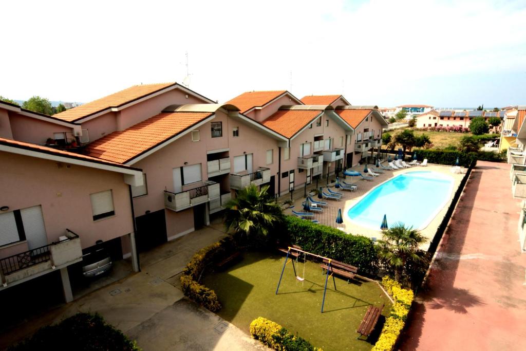 una vista aérea de un complejo de apartamentos con piscina en Polena Residence Hotel, en Marina di Montenero