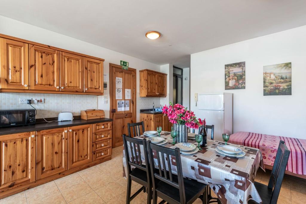 Harbour Lights seafront 2 bedroom apartments with panoramic sea views - by Getawaysmalta - 8