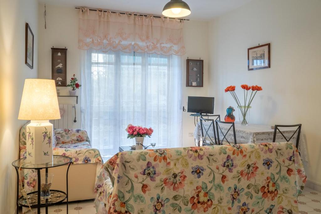 un soggiorno con divano e finestra di Il Quadrifoglio Sorrento a Sorrento