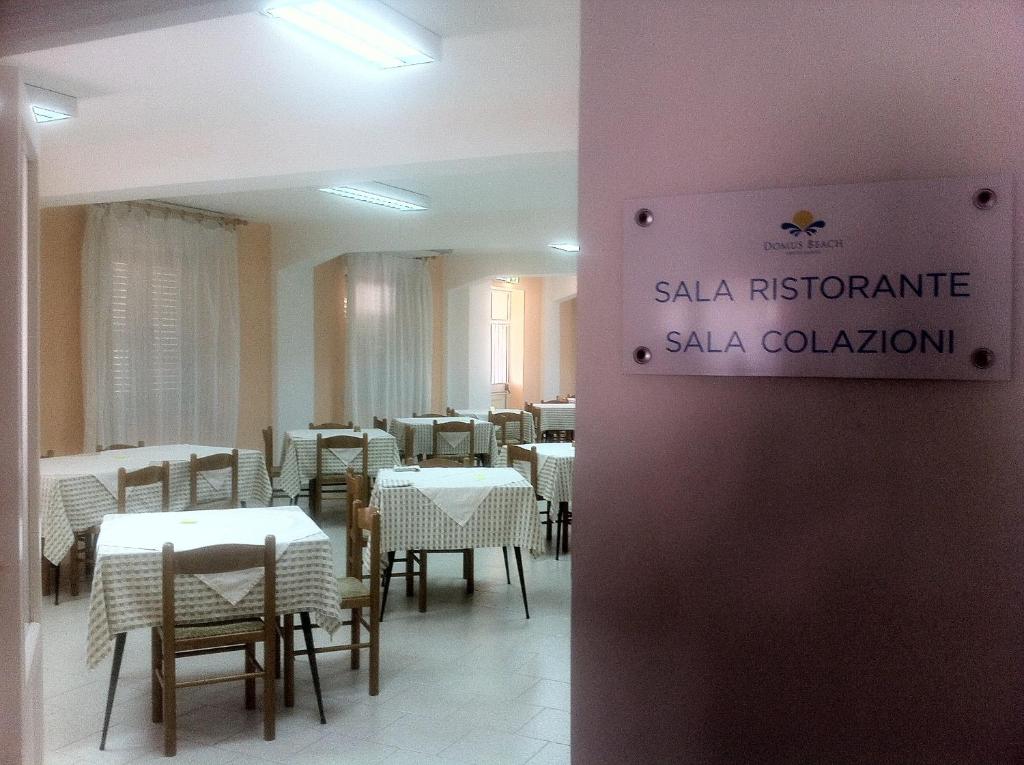 Restauracja lub miejsce do jedzenia w obiekcie Hotel Castelsardo Domus Beach