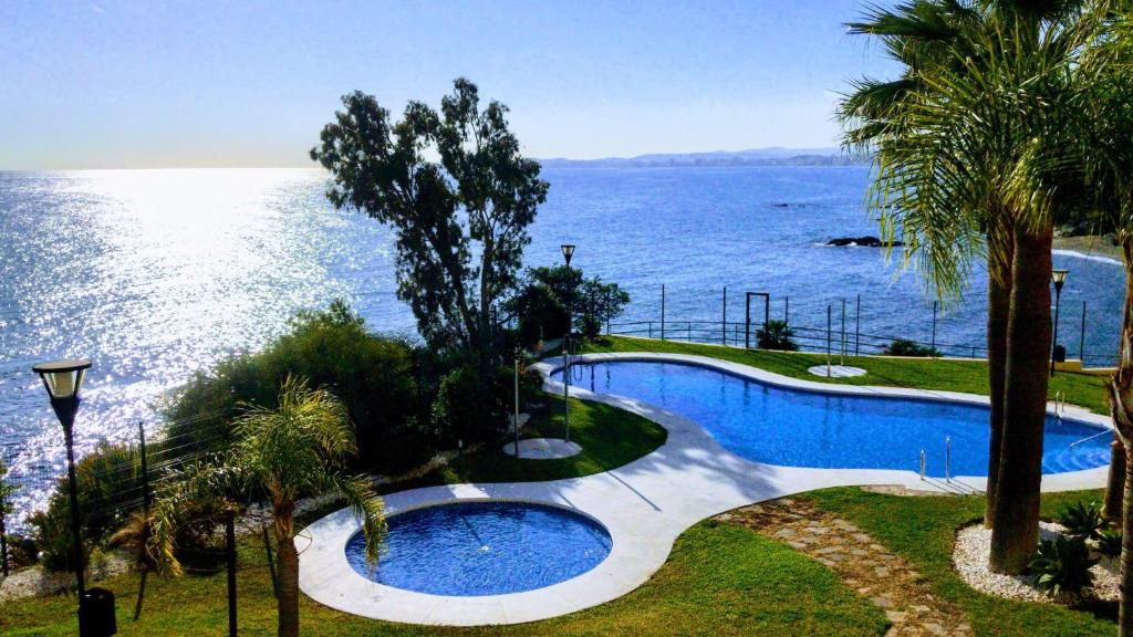ein Swimmingpool mit Blick auf das Meer in der Unterkunft Relax Frente al Mar in Benalmádena