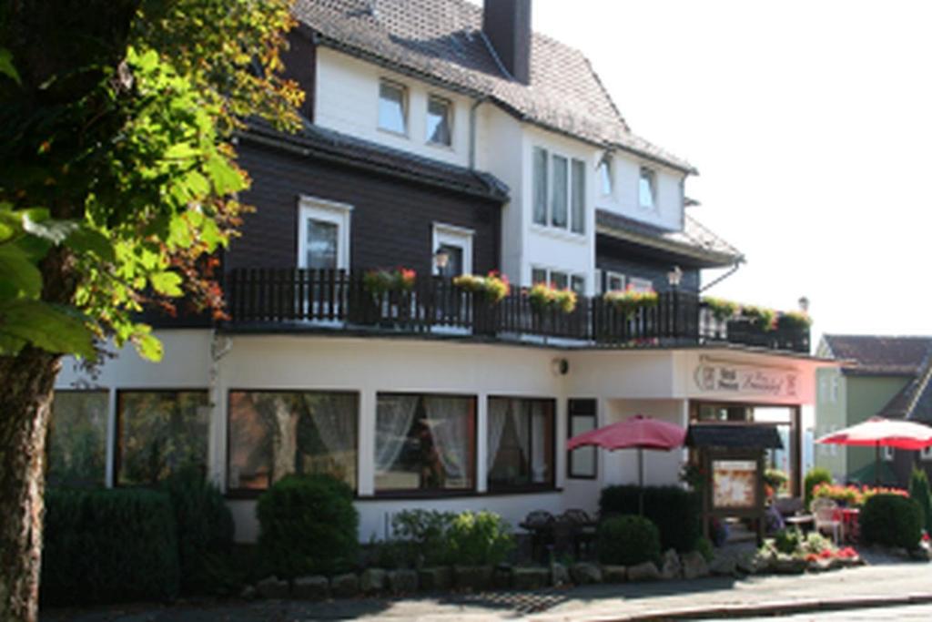 un gran edificio blanco con balcón en Pension Sonnenhof en Braunlage