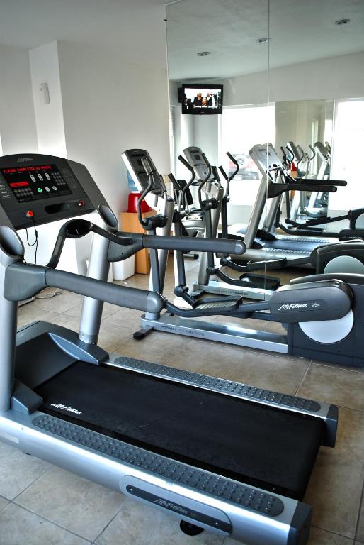 Fitness centrum a/nebo fitness zařízení v ubytování Intercity Zapopan