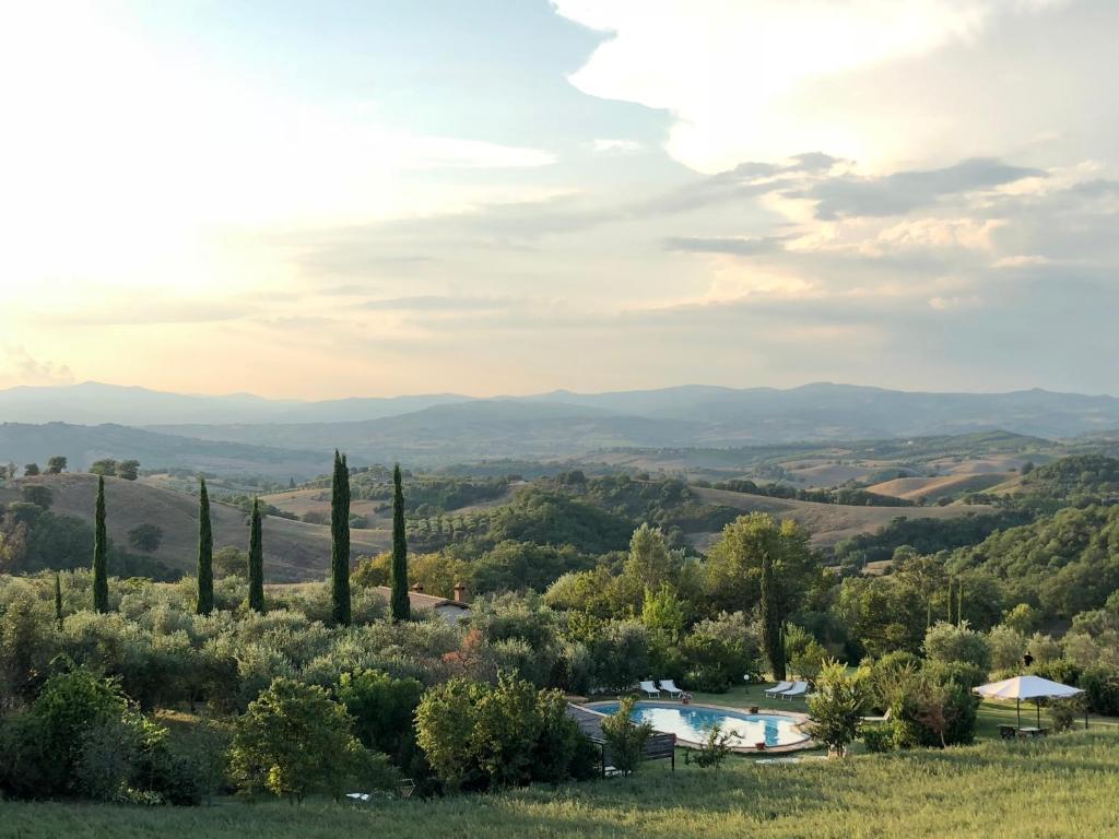 - une vue sur une villa avec une piscine et des arbres dans l'établissement Fonte del Salcio - Pool&Relax, à Cinigiano