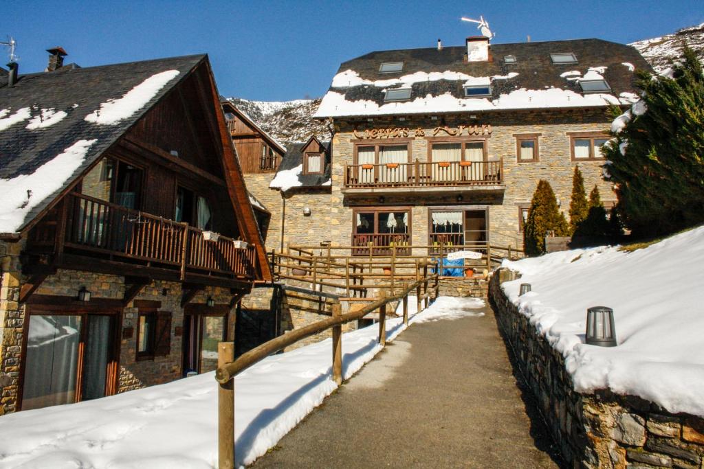 Nespecifikovaný výhled na hory nebo výhled na hory při pohledu z hotelu