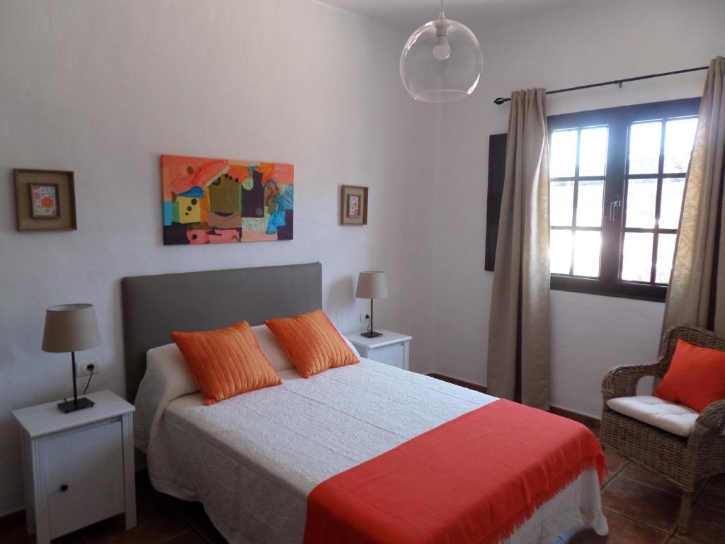 A bed or beds in a room at Apartamento rural Los Roferos