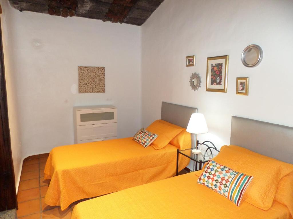 A bed or beds in a room at Apartamento rural Los Roferos