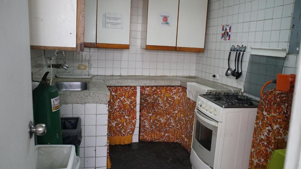 Kuchyň nebo kuchyňský kout v ubytování North House Hostel