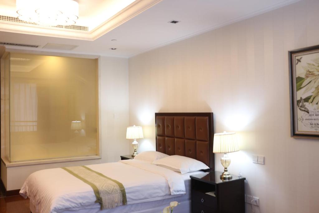 Postel nebo postele na pokoji v ubytování Qingdao Elegant Central Apartment