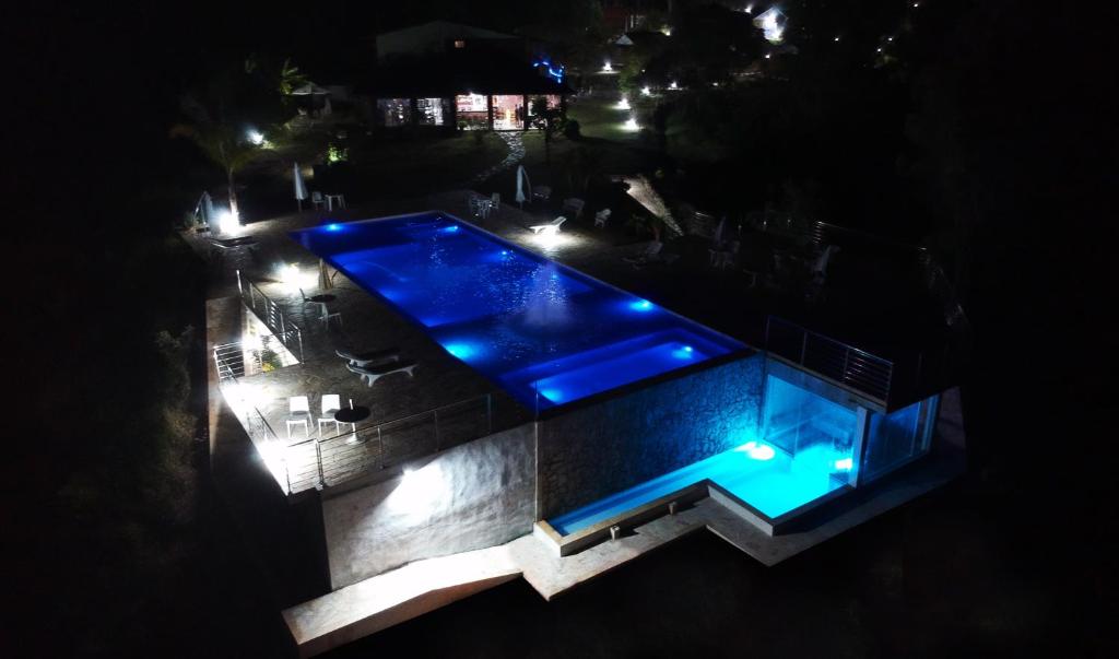 uma vista superior de uma piscina à noite em Pousada Monte Verde em Serra Negra