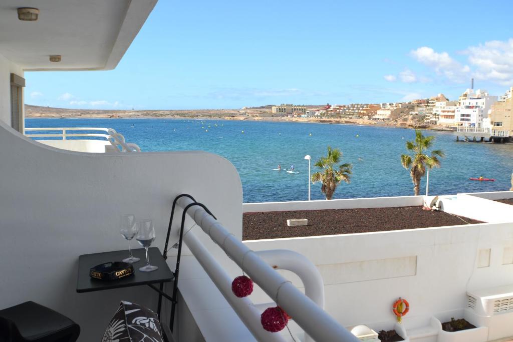 a balcony of a boat with a view of the ocean at Sobre el Mar en Edificio Magallanes in El Médano