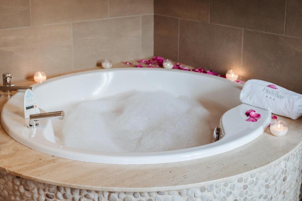Hotel Pleamar - Jacuzzi privado en la habitación en Puerto de Vega
